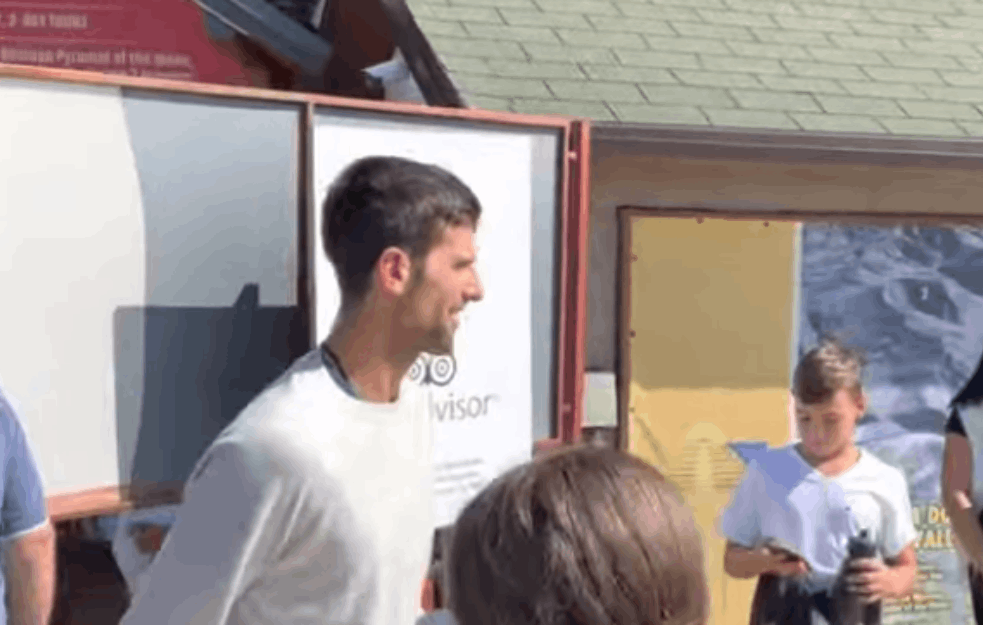 NOVAK PONOVO POSETIO <span style='color:red;'><b>PIRAMIDE</b></span> U VISOKOM: Prvi teniser sveta tamo RADI JEDNU VAŽNU STVAR! (VIDEO) 